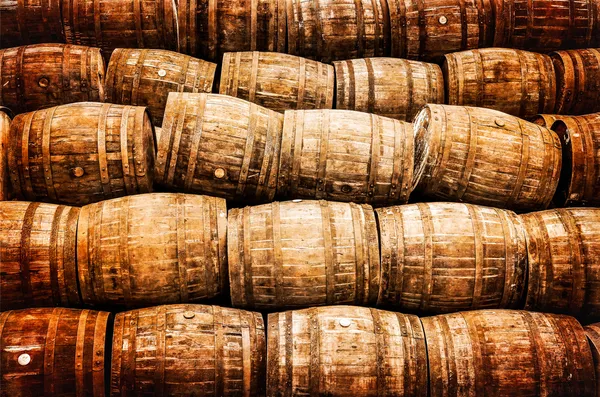 Stacked pile of old vintage whisky and wine wooden barrels — Stock Photo, Image