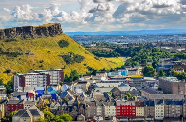 Edinburgh citiscape manzaralı evler ve salisbury crags, scotla