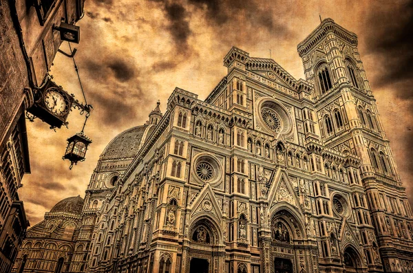 Вид на Кафедральный собор Флоренции и уличные часы в винтажном стиле — стоковое фото
