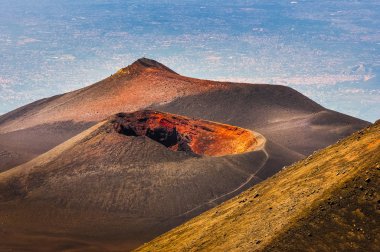 arka planda, sici etna yanardağı catania ile renkli krater