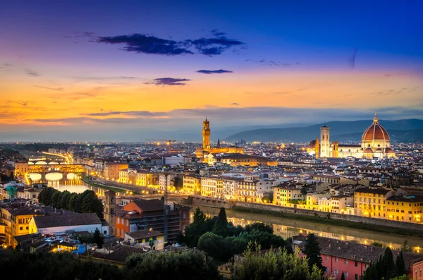 Красивый вид на Флоренцию после заката с площади Микеланджело — стоковое фото