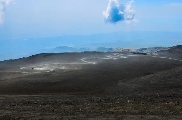 Estrada curvilínea empoeirada no vulcão Etna, Sicília — Fotografia de Stock