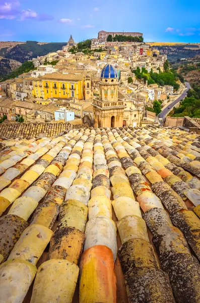 Vista vertical de los tejados y el hermoso pueblo de Ragusa en Sicilia —  Fotos de Stock