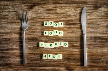 Gümüş tablo ve iyi yemek, burada işaret servis