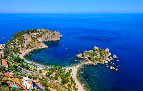 Letecký pohled na isola bella beach pobřeží v taormina, Sicílie — Stock fotografie