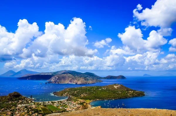 Landschap schilderachtig uitzicht op lipari-eilanden, Sicilië, Italië — Stockfoto