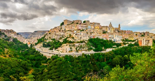 Panoramatický pohled středověkého města ragusa na Sicílii — Stock fotografie