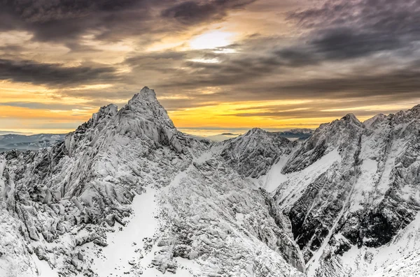 Vista panorâmica das montanhas de inverno e pôr do sol colorido — Fotografia de Stock