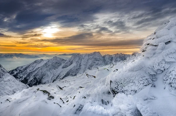 Montañas de invierno vista panorámica con nieve congelada y hielo —  Fotos de Stock