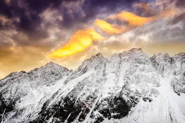 Winter mountains with dramatic colorful sky at sunset — Stock Photo, Image