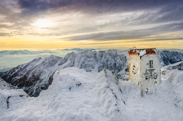 Vista panorámica de las montañas de invierno desde un pico de montaña —  Fotos de Stock