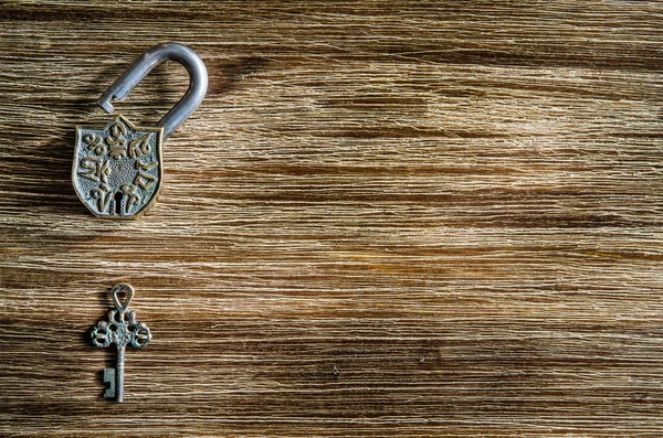 Starý klíč na dřevěný stůl a vintage zámek — Stock fotografie