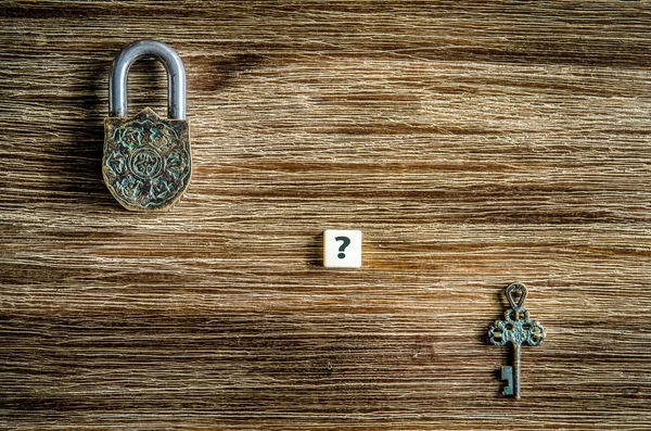 古いビンテージ南京錠と木製のテクスチャのキー — ストック写真