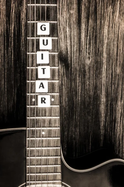 Akusztikus gitár-vintage stílusban, fából készült háttér — Stock Fotó