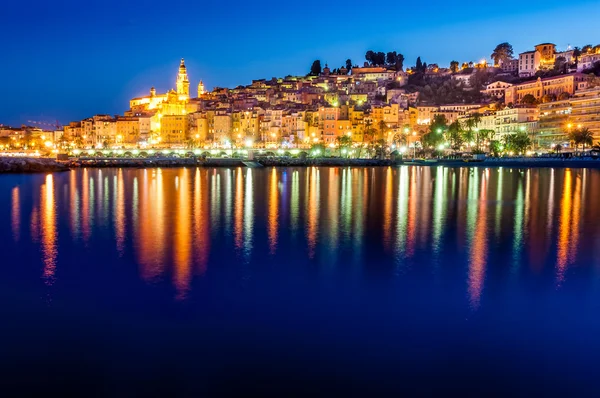 Natt skyline av färgglada byn menton i provence — Stockfoto