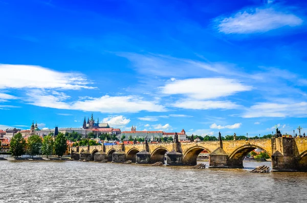 Vista da Ponte Carlos e do Castelo de Praga a partir do rio — Fotografia de Stock