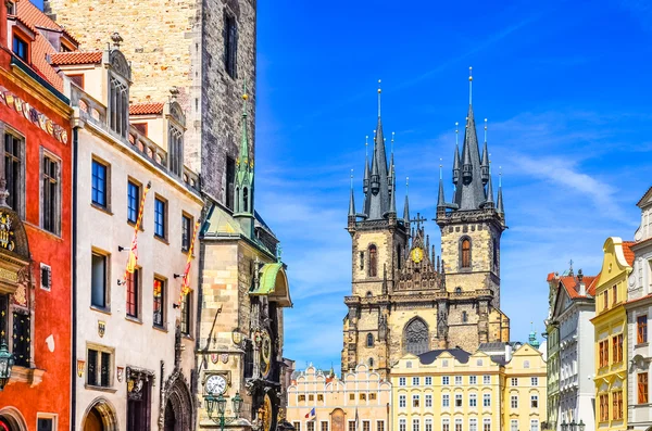Vista da cidade velha colorida e torre do relógio em Praga — Fotografia de Stock