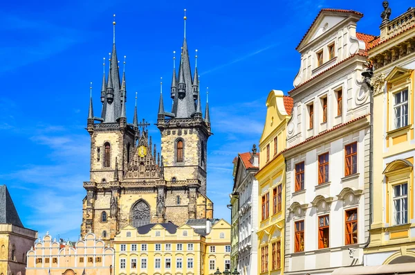 Vista da cidade velha e da igreja em Praga — Fotografia de Stock