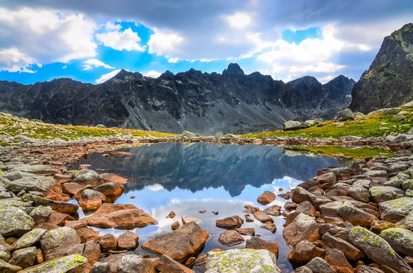 Vista panorâmica de um lago de montanha em High Tatras, Eslováquia — Fotografia de Stock