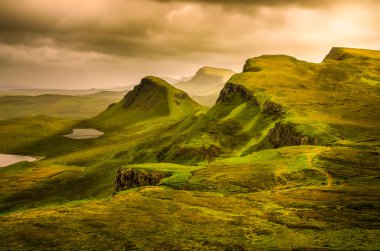 Scenic view quiraing dağlarda günbatımı dramatik gökyüzü ile scot