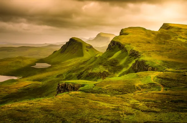 Scenic view quiraing dağlarda günbatımı dramatik gökyüzü ile scot — Stok fotoğraf