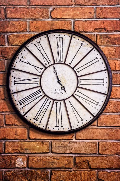 Old vintage clock on textured brick wall — Stock Photo, Image