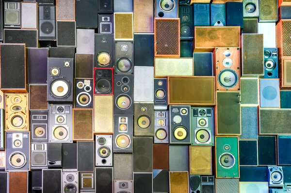 Музыкальные колонки на стене в стиле ретро
