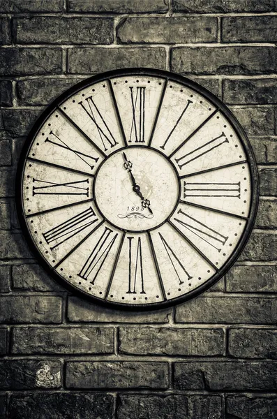 Old vintage clock in monochrome on textured brick wall — Stock Photo, Image