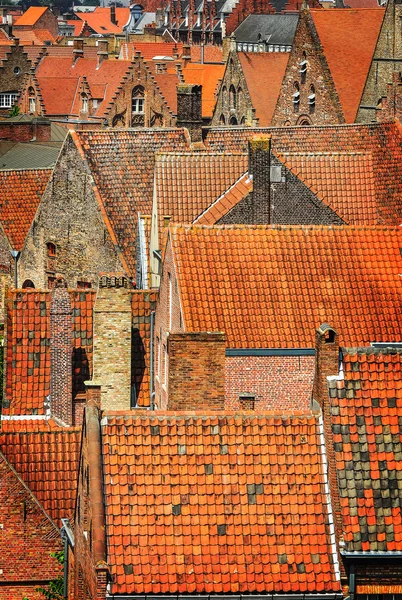 Detail starý oranžové střechy domů v historickém městě — Stock fotografie