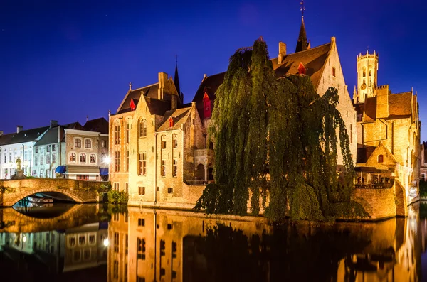河运河和在晚上，布鲁日的中世纪房屋 — 图库照片