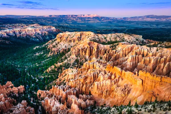 Hermoso paisaje colorido al atardecer en el cañón de Bryce, EE.UU. — Foto de Stock