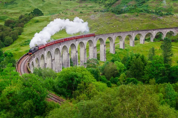 Dettaglio del treno a vapore sul famoso viadotto Glenfinnan, Scozia — Foto Stock