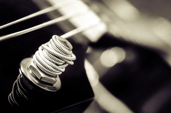Nahaufnahme Detail der Gitarrensaite in monochrom — Stockfoto