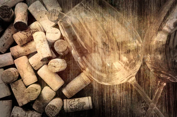 Detalhe de copos de vinho e rolhas em estilo vintage filtrado — Fotografia de Stock