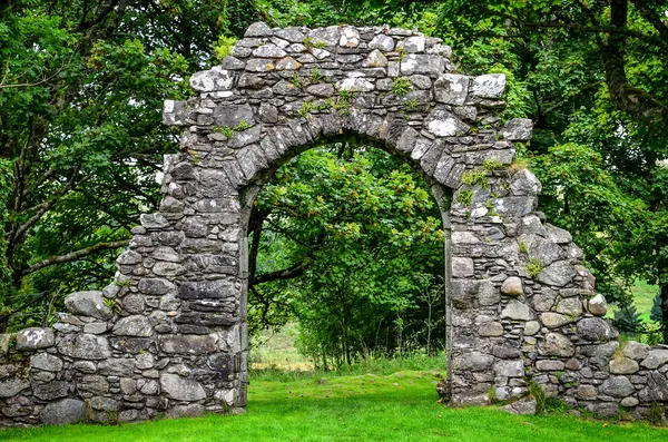 Antigua pared de entrada de piedra en jardín verde —  Fotos de Stock