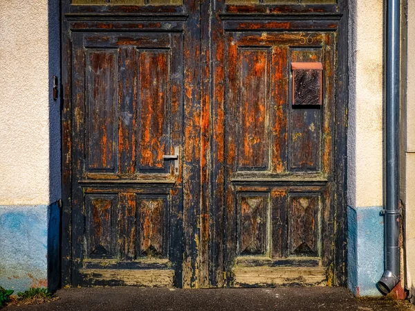 Detalj av gamla väderbitna trädörr ingången — Stockfoto