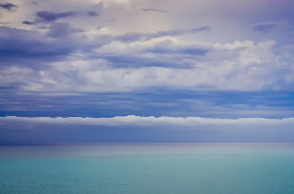 Vista panoramica dell'oceano e paesaggio nuvoloso drammatico — Foto Stock