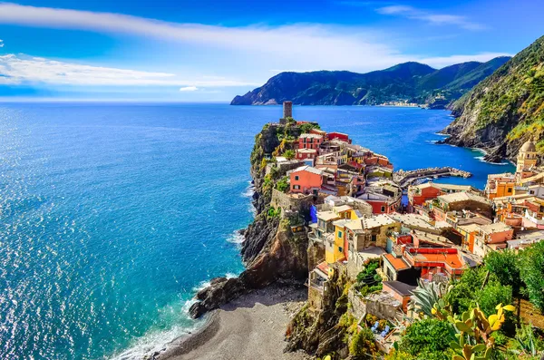 Rozhledny barevné vesnice Vernazzy v cinque terre — Stock fotografie