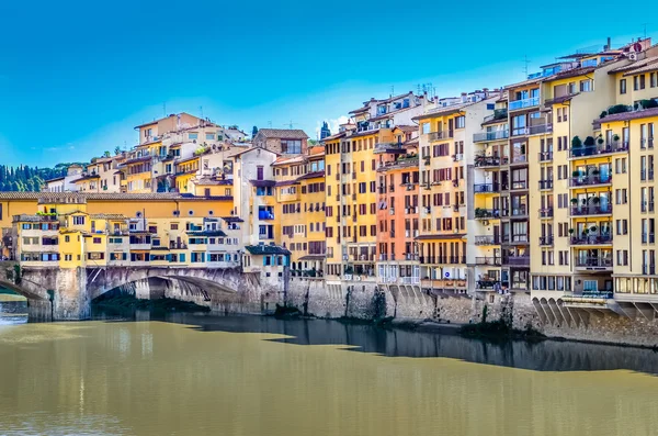 Pohled na barevné domy a mostu ponte vecchio ve Florencii — Stock fotografie
