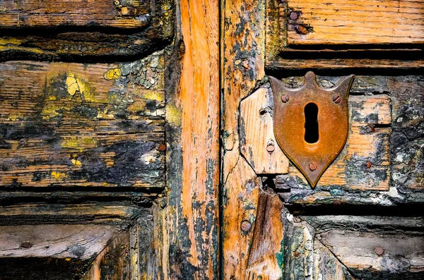 Trou de serrure vintage sur porte en bois altérée — Photo