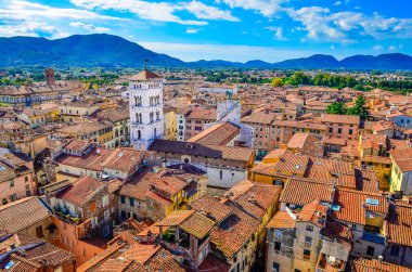 女性の口に箸のアジアン ヌードルfestői kilátással a lucca község címere