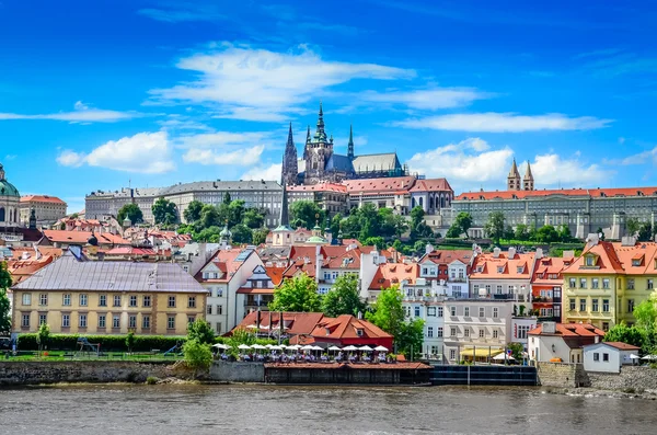 Vista del colorido casco antiguo y el castillo de Praga con río — Foto de Stock