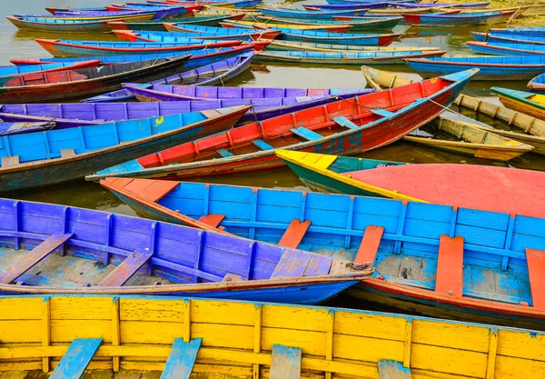 Деталь старих барвистих вітрильних човнів в озері — стокове фото