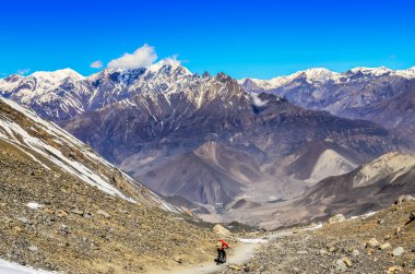 Himalaya dağlarında dağ motorcu