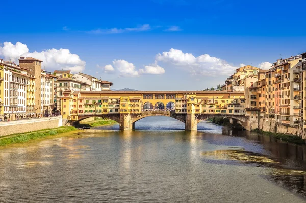 Вид на мост Понте Веккьо во Флоренции — стоковое фото