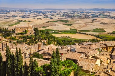 montalcino kasaba, alanlar ve çayırlar manzara görünümü