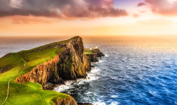 Colorido atardecer en la costa del océano en el faro de Neist Point, Escocia —  Fotos de Stock