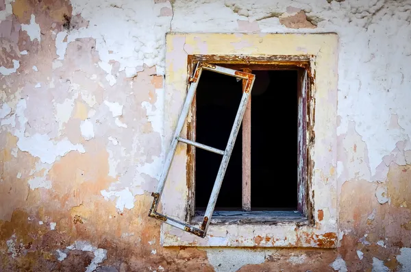 Detalle de vieja ventana dañada y pared agrietada texturizada — Foto de Stock