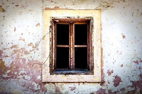 Gamla skadade fönstret på texturerat vägg — Stockfoto