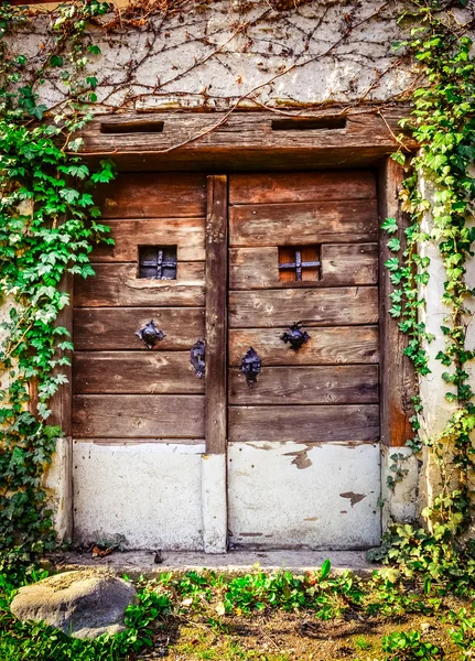 Puerta texturizada de madera vieja y pared resistida —  Fotos de Stock